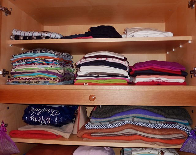 oblečení ve skříni.jpg